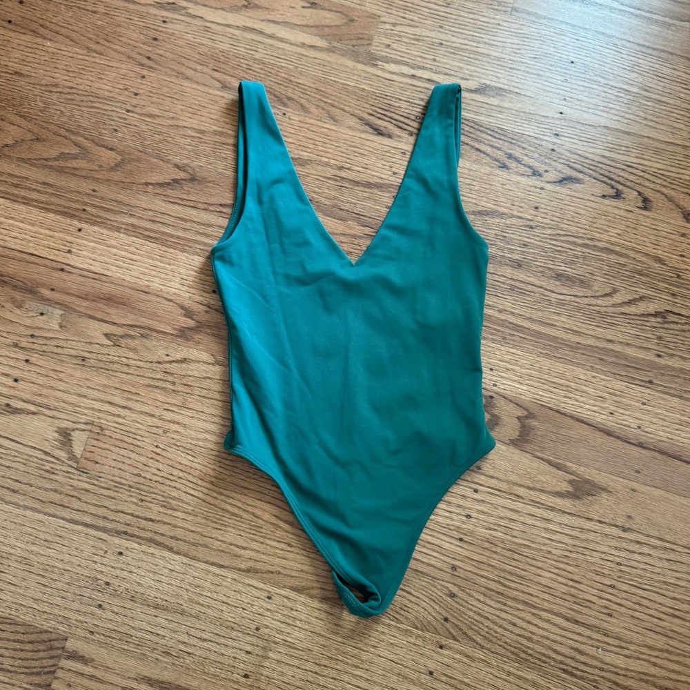 Aritzia - Babaton V Neck Bodysuit